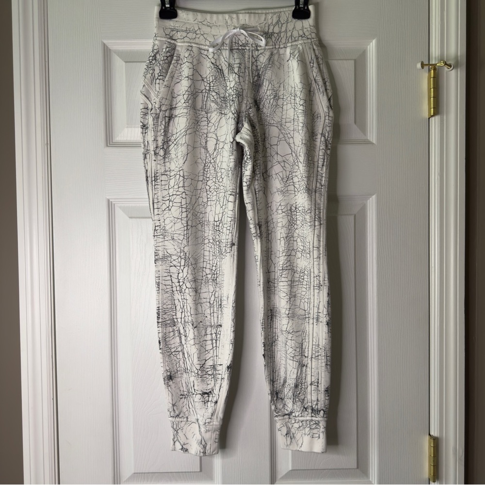 Lululemon Warm Down Jogger 7/8 Length Thread Dy White Black size 2